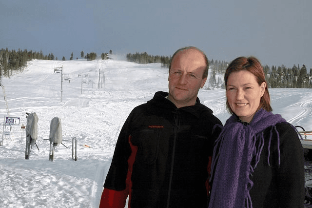 Lise og Jan Skogheim foran alpinanlegget på Furutangen