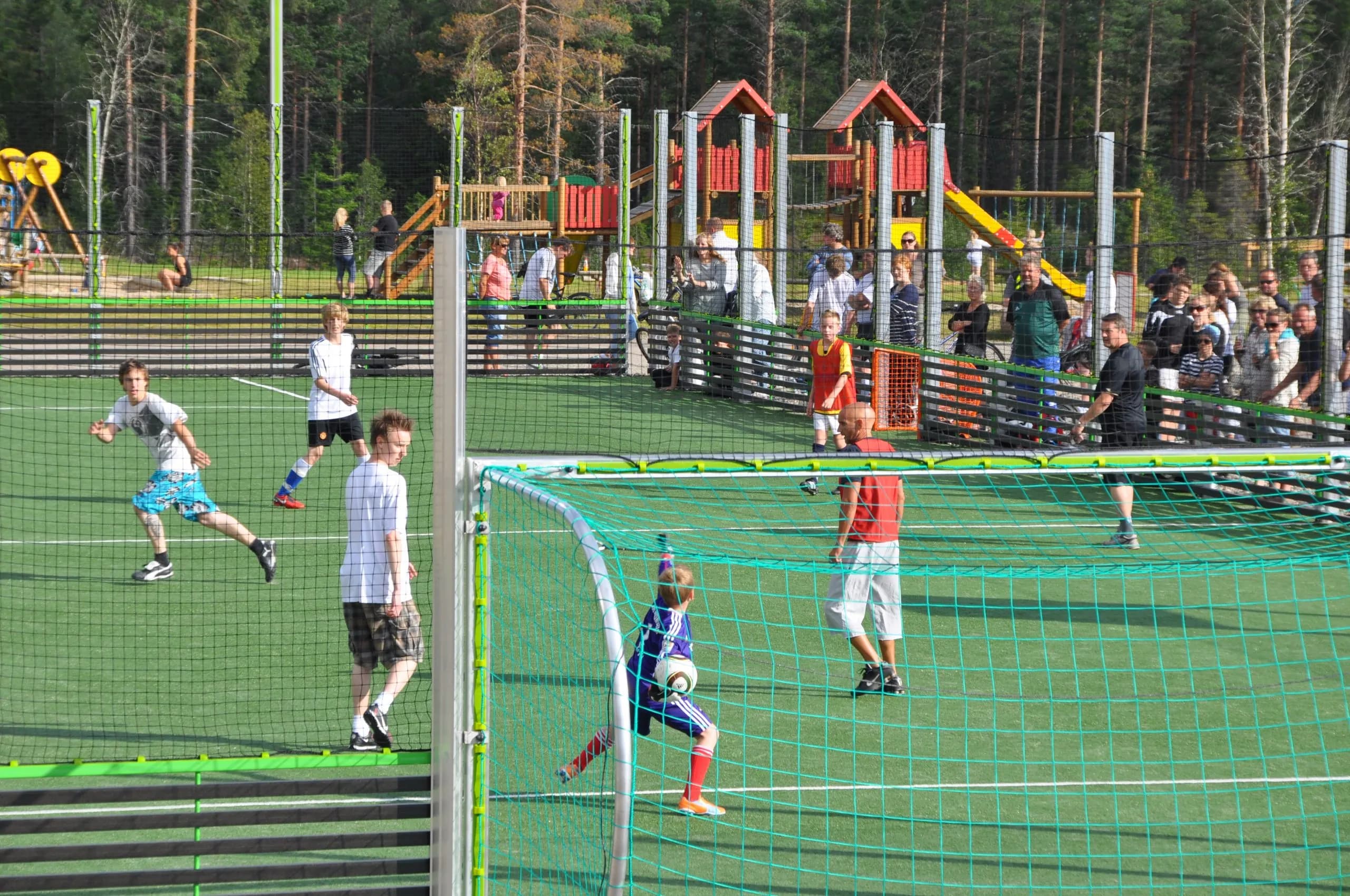 Fotball og lek i aktivitetsparken på Furutangen