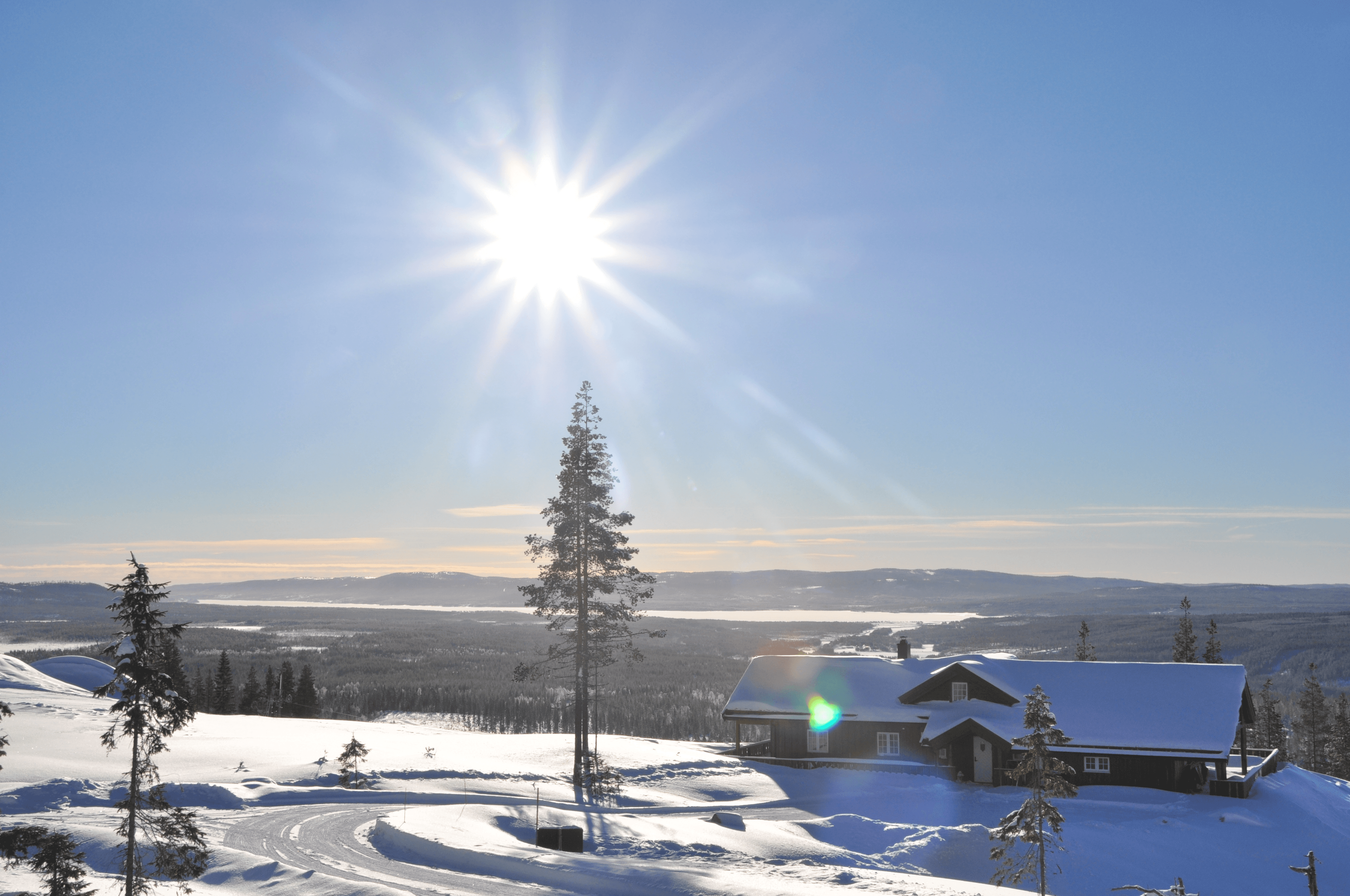 Cabin at Furutangen in winter sunshine, overlooking the lake