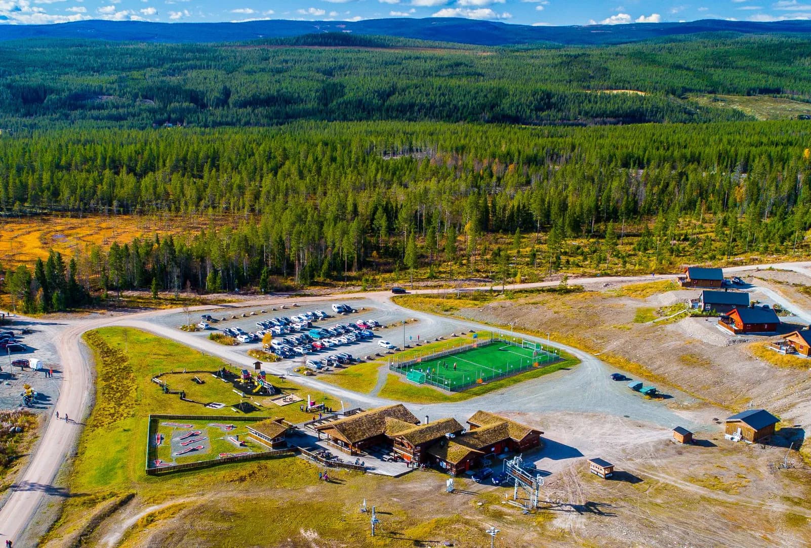 Mattisstua og aktivitetsområdet på Furutangen
