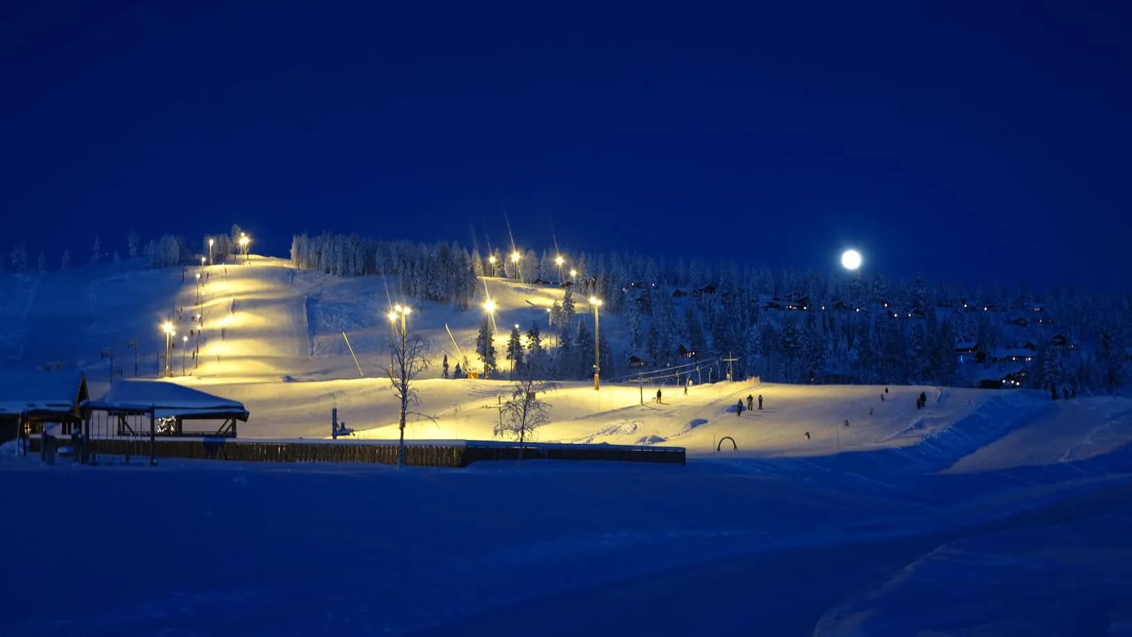 The floodlit ski slope at Furutangen in the evening