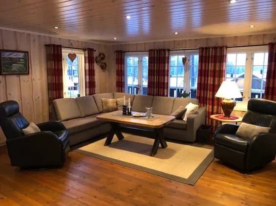 Interiør i en hytte på Furutangen